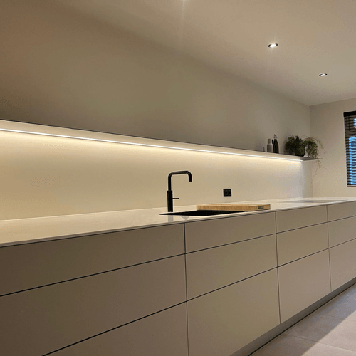 Wandplank met verlichting onder Witte keukenplank in Bulthaupp keuken Van Strackk 1080 x 1080 pxl