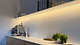 Wandplank Raw Aluminium met verlichting onder en rondom warm licht onderaanzicht klant Amsterdam Ijburg 1920 x 1080 pxl