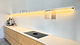 Wandplank Raw Aluminium met verlichting onder en rondom en boekensteunen warm licht klant Amsterdam Ijburg 1920 x 1080 pxl