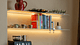 Metalen wandplank in Raw Aluminum met RVS look met verlichting warm Strackk 1920 x 1080 pxl