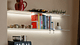 Metalen wandplank in Raw Aluminum met RVS look met verlichting koud Strackk 1920 x 1080 pxl
