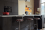 Strackk wandplanken met verlichting in coffee corner huis Amsterdam