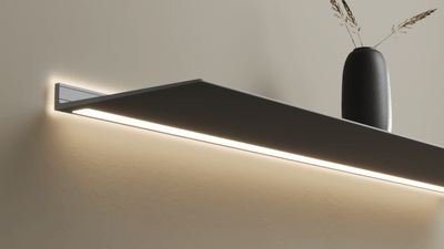 Wandplank met verlichting onder en rondom Wandplank Zilvergrijs RAL9006 Van Strackk 1920 x 1080 pxl