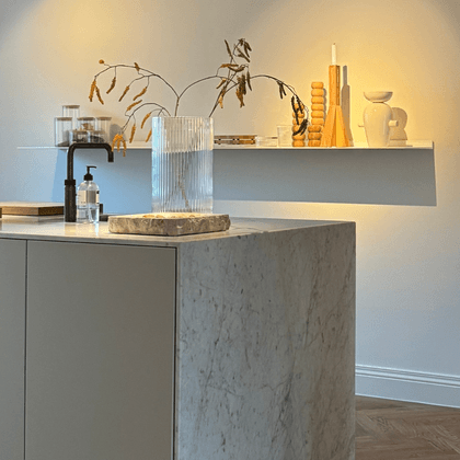 Wandplank in wit RAL9016 Strackk bij Enzo in Leeuwarden 1080 x 1080 pxl