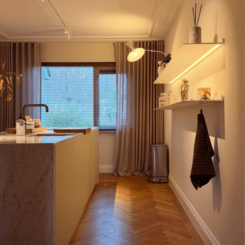 Wandplanken met verichting bij keukeneiland Strackk bij klant Bastian Leeuwraden 1080 x 1080 pxl