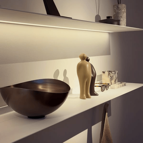 Wandplanken met verlichting Strackk bij klant Bastian Leeuwarden koud licht 1080 x 1080 pxl