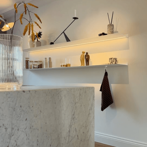 Wandplanken met verlichting in Wit Strackk bij klant Bastian Leeuwarden 1080 x 1080 pxl