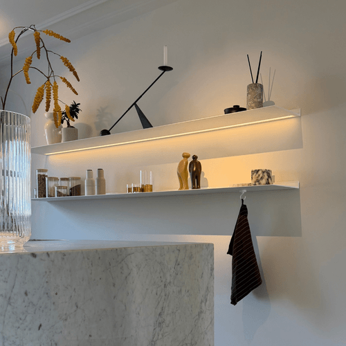 Wandplanken wit met verlichting onder achter keukeneiland klant Enzo Leeuwarden Strackk 1080 x 1080 pxl