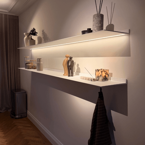 Wandplanken wit met verlichting onder bij klant Enzo Leeuwarden Strackk 1080 x 1080 pxl