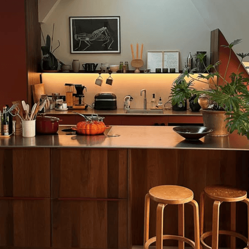 Wandplank met verlichting in keuken van Enzo Peres La Bourdette 1080 x 1080 pxl