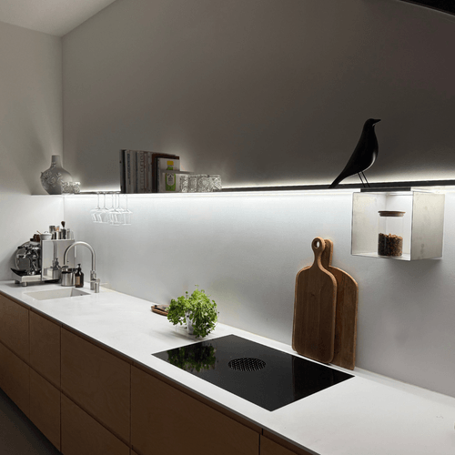 Wandplank Raw Aluminium met verlichting rondom en onder koud licht Strackk bij klant Amsterdam Ijburg 1080 x 1080 pxl