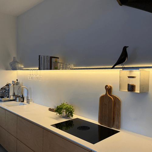 Wandplank Raw Aluminium met verlichting rondom en onder zacht licht Strackk bij klant Amsterdam Ijburg 1080 x 1080 pxl