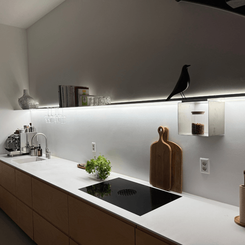 Wandplank in Raw Aluminum met verlichting onder en rondom koud licht Strackk bij klant in Ijburg Amsterdam 1080 x 1080 pxl