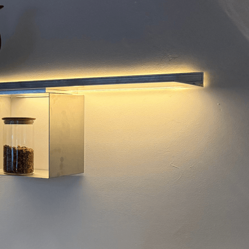 Wandplank met verlichting keukenaanrecht klant Otten Amsterdam Ijburg strackk rechts 1080x1080 pxl