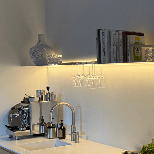 Wandplank met verlichting keukenaanrecht klant Amsterdam Ijburg strackk links 1080x1080 pxl