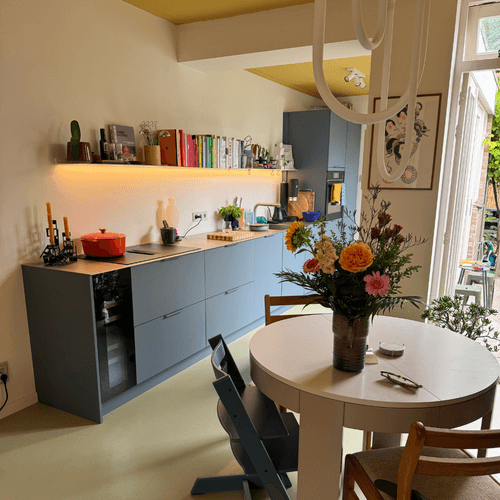 Wandplank met verlichting wit strackk hofjeshuis 1080x1080pxl