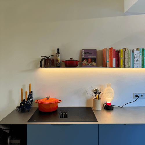 Wandplank met verlichting wit strackk hofjeshuis close 1080x1080pxl
