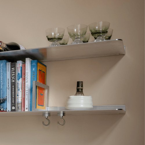 Wandplank Raw Aluminium klant Amsterdam Strackk licht uit 1080 x 1080 pxl