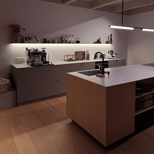 Wandplank met onderverlichting voor boven keukenaanrecht bij klant Swana in Dutsland 1080 x 1080 pxl