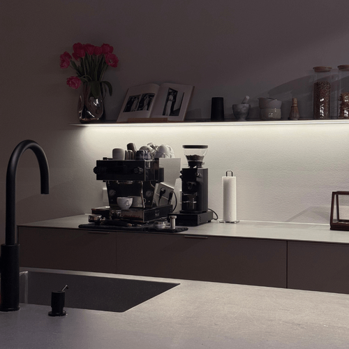 Wandplank met verlichting coffeecorner bij klant Swana in Dutsland 1080 x 1080 pxl