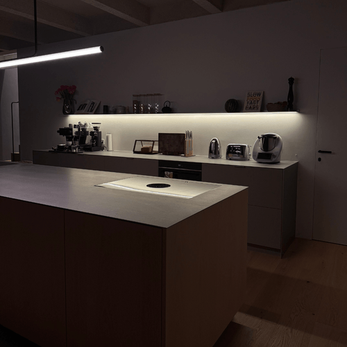 Wandplank met verlichting voor boven keukenaanrecht bij klant Swana in Dutsland 1080 x 1080 pxl