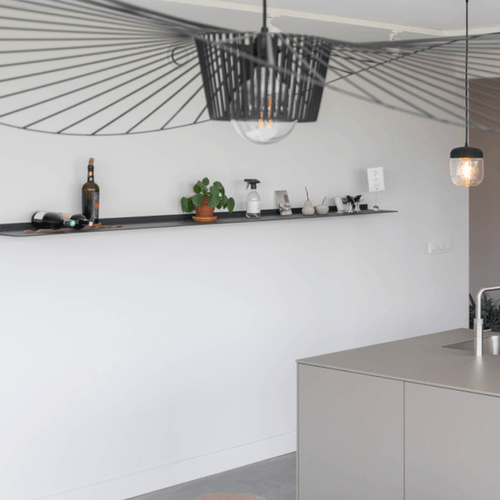 Strackk wandplank in keuken van Mies Interieur 1080 x 1080 pxl