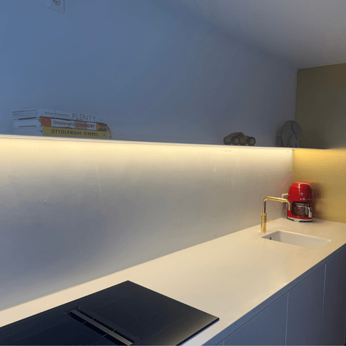 Wandplank met led verlichting in keuken Van Strackk klant Aya 1080 x 1080 plx