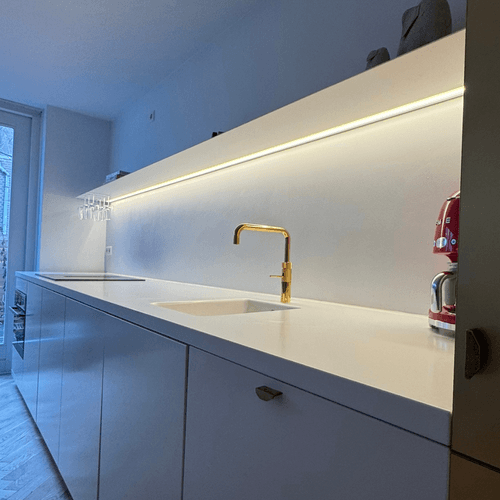 Wandplank met led verlichting in keuken Van Strackk koud klant Aya 1080 x 1080 plx