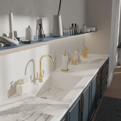 Blauwe wandplank met verlichting eronder in keuken 2024 x 2024 pxl
