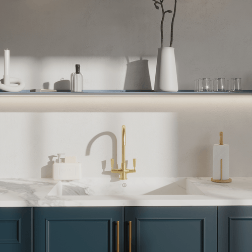 Wandplank blauw met verlichting eronder in keuken vooraanzicht 2024 x 2024 pxl