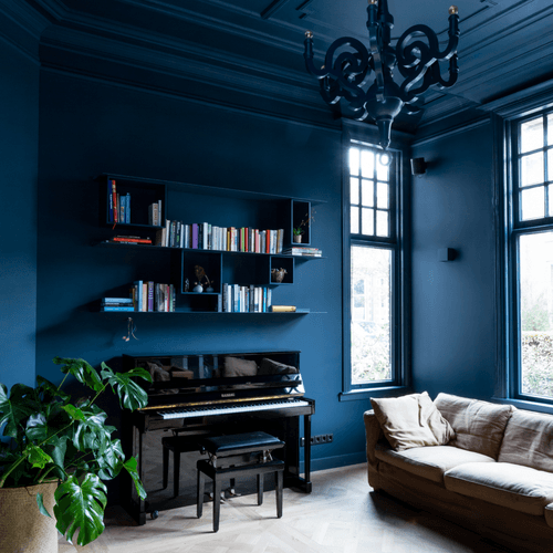 Blaue schwebende Wandregale von Strackk im blauen Raum Von carleinkieboominteriordesign 1080x1080pxl