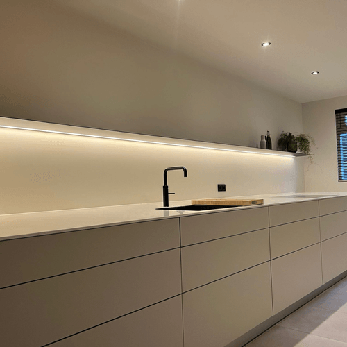 Wall shelf with lighting under Kitchen shelf in white From Strackk in Bulthaup Kitchen 1080 x 1080 pxl