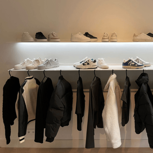 Wandgarderobe mit Beleuchtung Van Strackk Vorderansicht 1000 x 1000 pxl