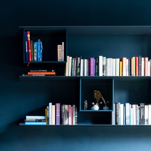 Wandregale in Blau an blauer Wand Van Strackk Von carleinkieboominteriordesign 1080x1080 pxl