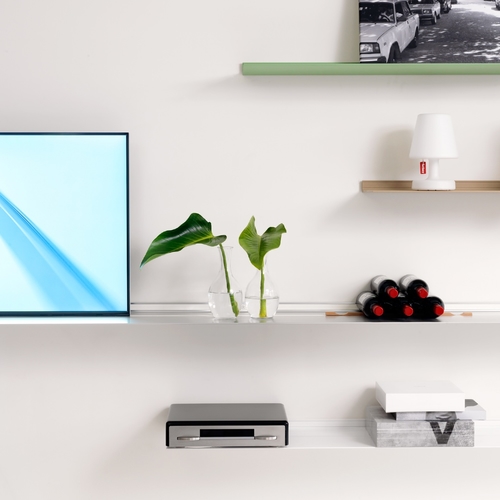 Aluminum wall shelf from Strackk with TV Front view 1080x1080 pxl