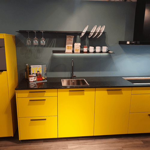 Keukenplanken van Strackk Zwarte wandplanken in gele keuken 1080 x 1080 pxl