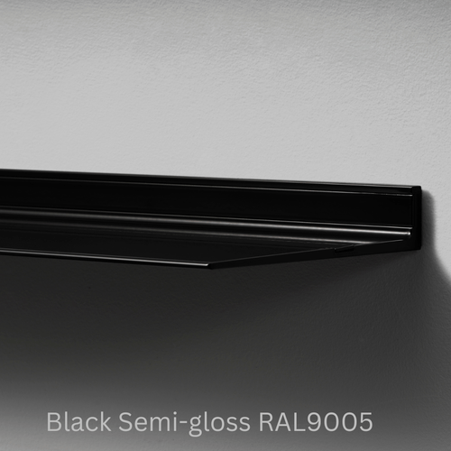 Wandplank van Strackk Zwart Sewmi gloss RAL9005 hoek lichtgrijs CC 1080 x 1080 pxl