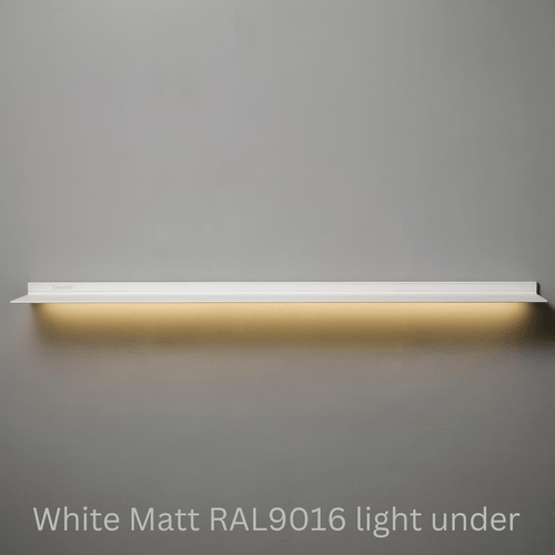 Wandplank met licht van Strackk Wit Matt RAL9016 vooraanzicht CC 1080 x 1080 pxl