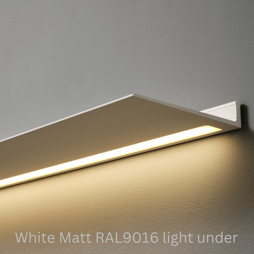 Wandplank met licht van Strackk Wit Matt RAL9016 onderaanzicht CC 1080 x 1080 pxl