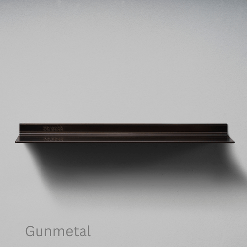 Wandplank van Strackk Gunmetal vooraanzicht lichtgrijs CC n 1080 x 1080 pxl