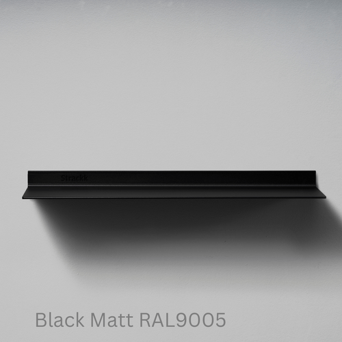 Wandplank van Strackk Zwart Matt RAL9005 vooraanzicht lichtgrijs CC 1080 x 1080 pxl