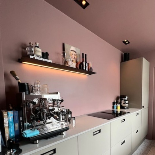 Shelf with light roze muur licht 1080 x 1080 pxl