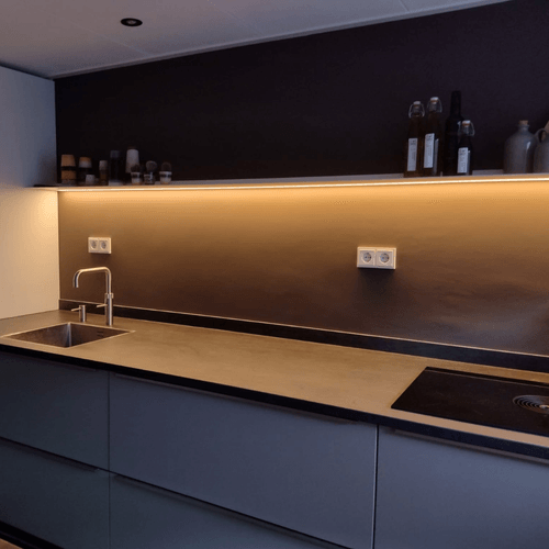 Wandplank met verlichting gell in keuken Strackk 1080 x 1080 pxl