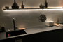 Wandregal mit Beleuchtung rundum über Küchentheke Van Strackk 1080 x 1080 pxl