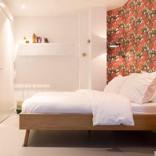 Witte wandplanken van Strackk in slaapkamer van Boetiekhotel Kith Kin