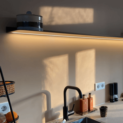 Zwarte Wandplank Keuken met verlichting onder Strackk 1080 x 1080 pxl