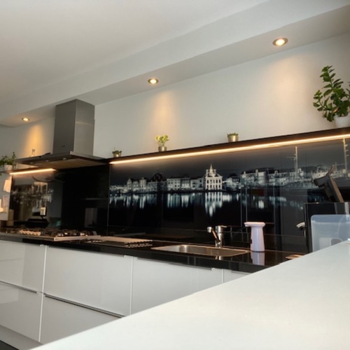 Zwarte keukenplank met verlichting onder boven keukenaanrecht Van Strackk 1080 x 1080 pxl