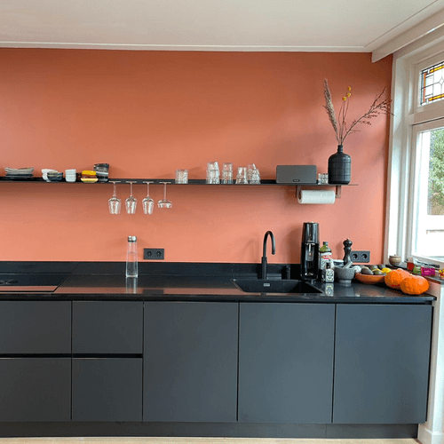 Zwarte wandplank met wijnglazenrek in keuken Van Strackk 1080 x 1080 pxl