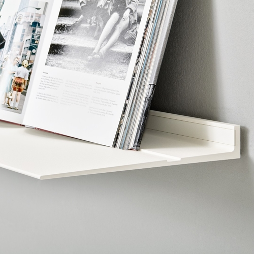 Zwevende wandplank van Strackk in wit Met boek in richel 1080x1080 pxl