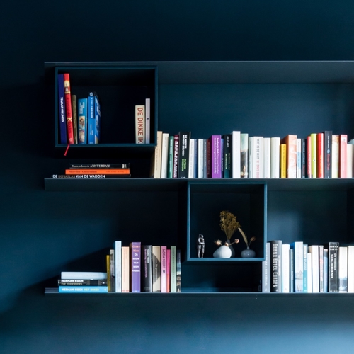Floating wall shelves From Strackk In blue on blue wall Styling by carleinkieboom interiordesign 1080 x 1080 pxl